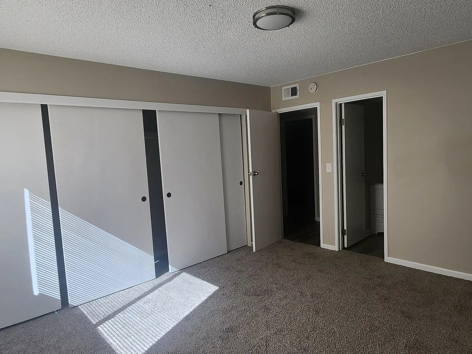 3 bed, 1177 sqft, $2,300 — Photo 2