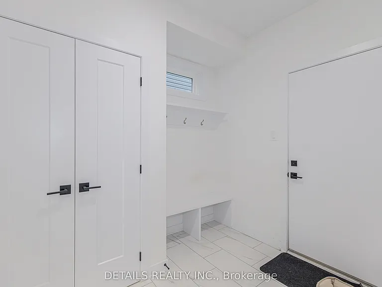 67 Viceroy Mews — Photo 4
