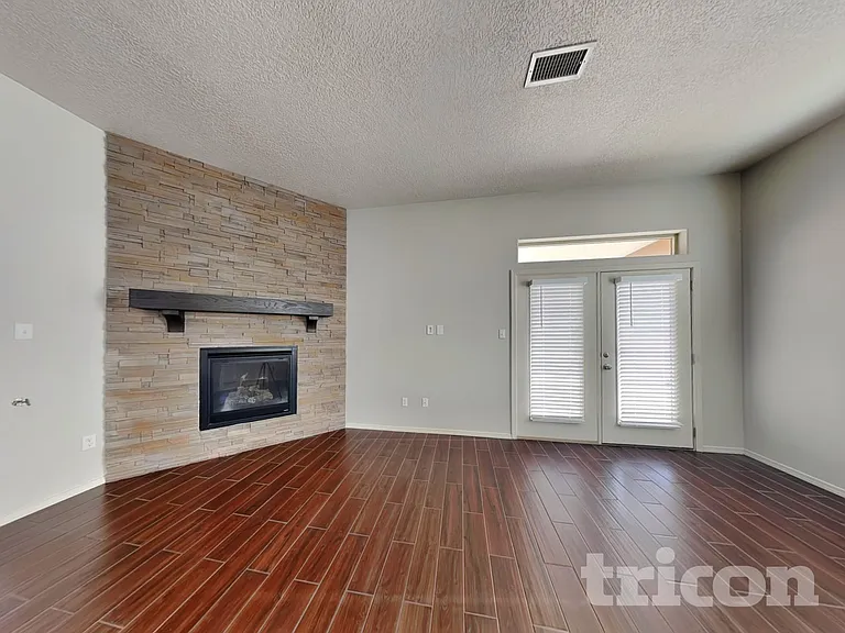 3941 N Pole Loop NE — Photo 2
