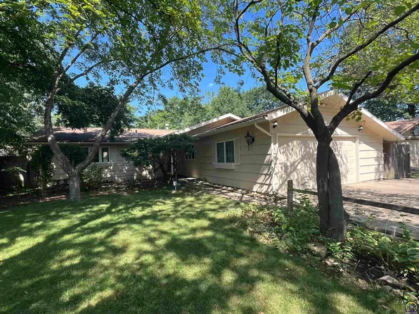 2807 SW James St, Topeka, KS 66614