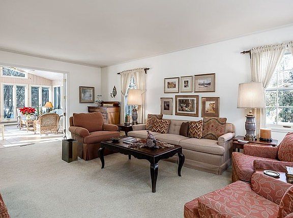 4th image of 2103 Silverthorn Dr