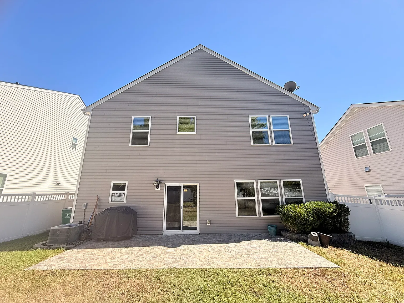 3 bed, 2022 sqft, $2,300 — Photo 2