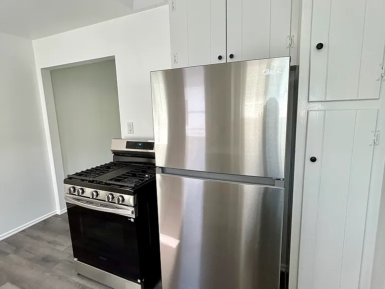 1206 W Victory Blvd #B — Photo 3