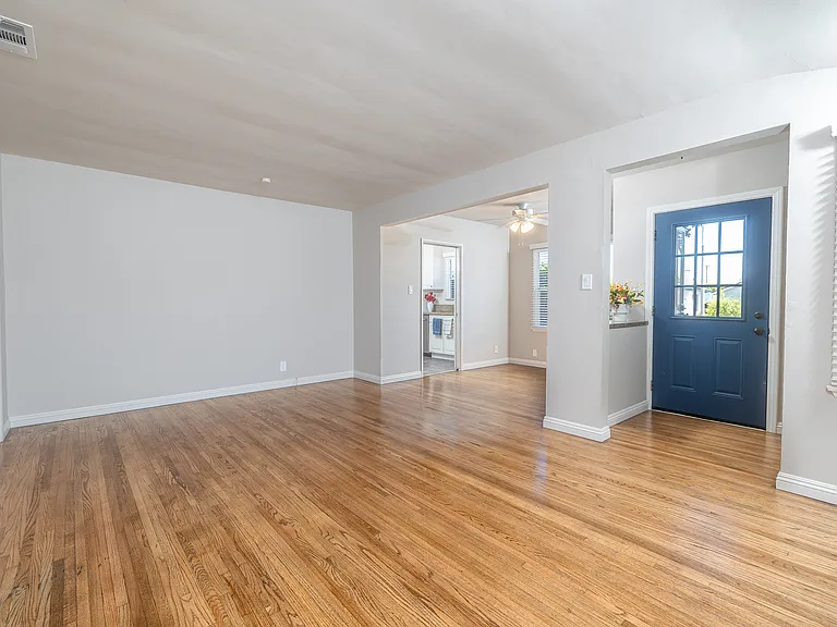 521 E Date St — Photo 10