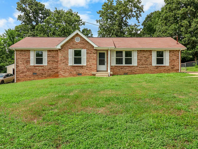 931 Poppy Dr — Photo 1