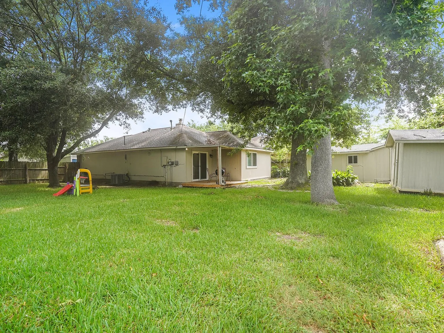 3 bed, 2.0 bath, 1340 sqft, $1,625 — Photo 1