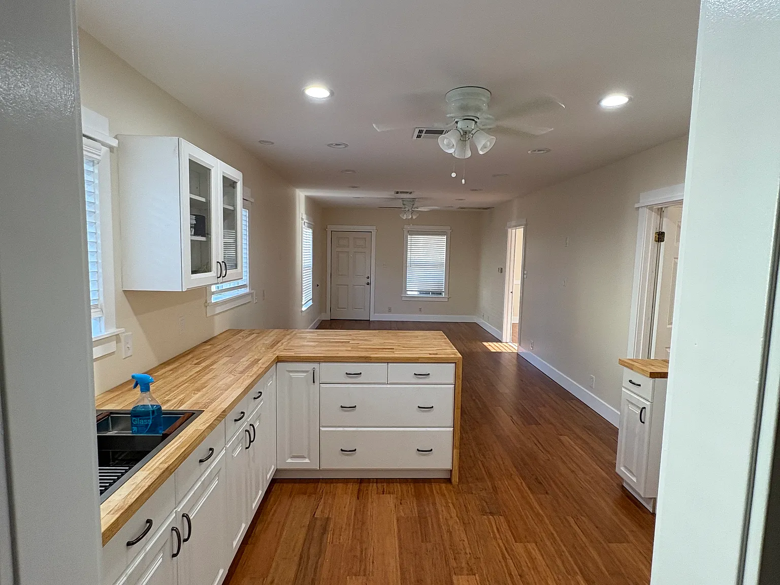 2 bed, 900 sqft, $3,295 — Photo 3