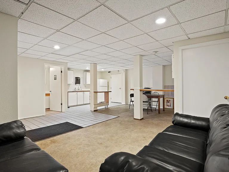 Abbottsford Apartments — Photo 9