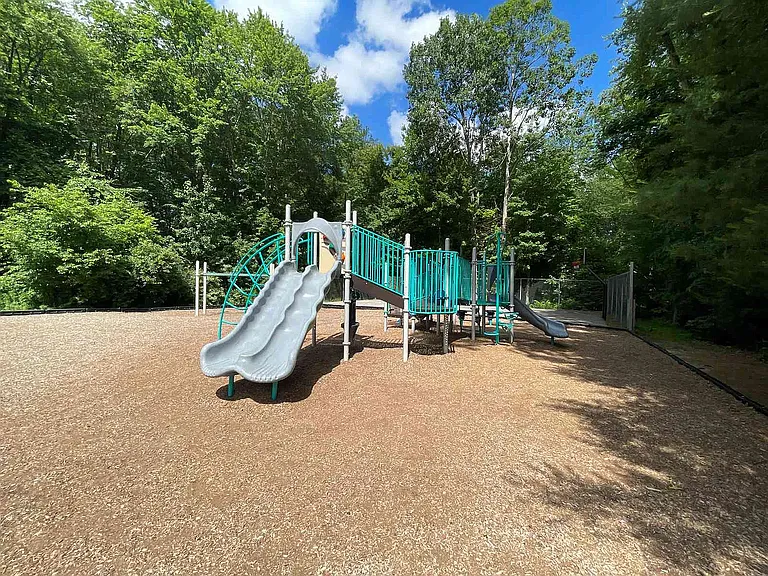 1810 Skyline Dr — Photo 31