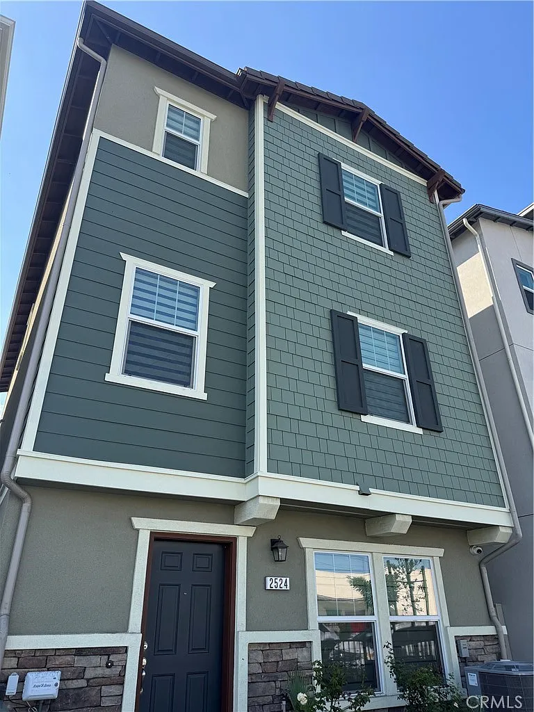4 bed, 3.5 bath, 2303 sqft, $4,500 — Photo 1