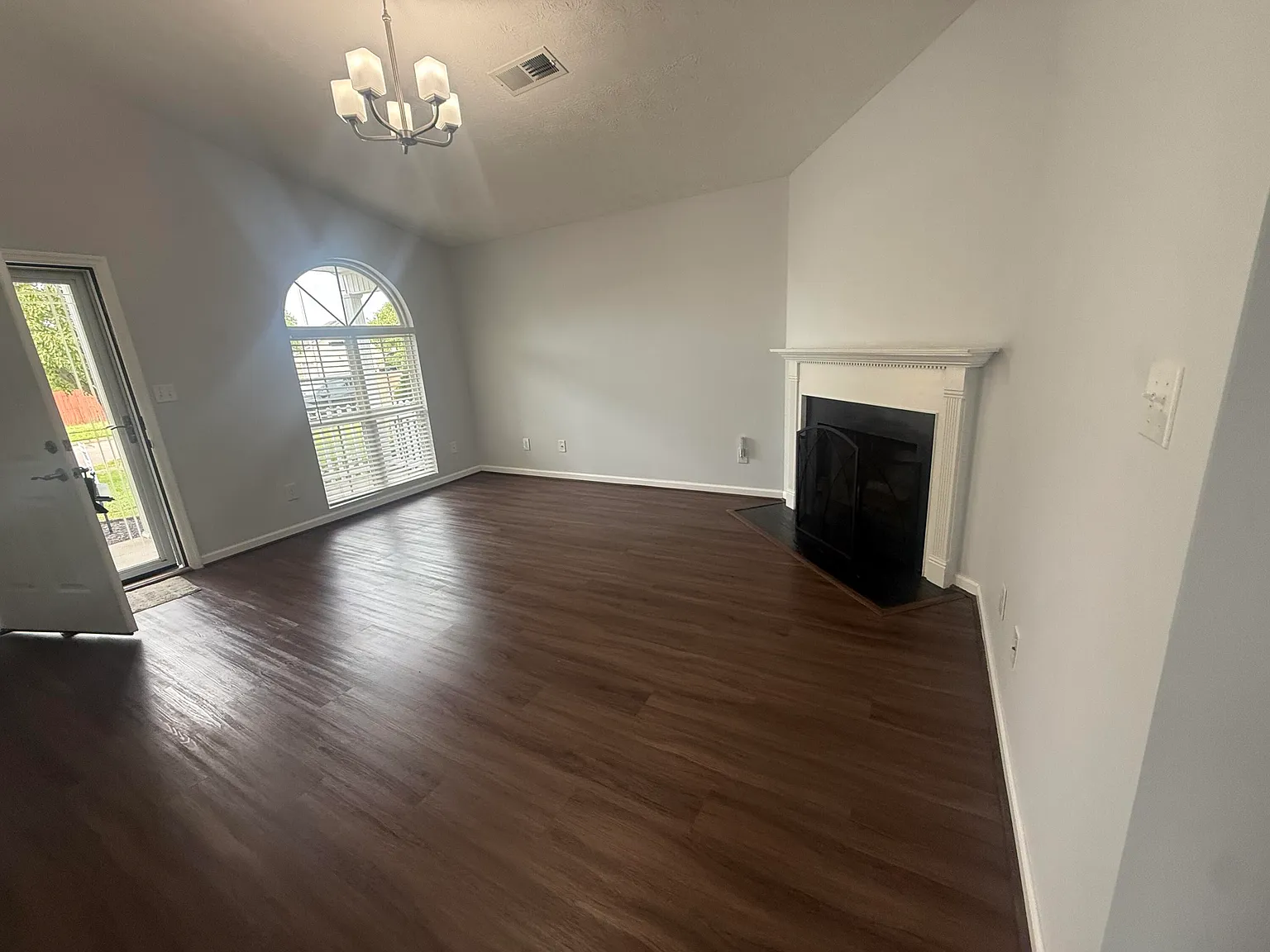 3 bed, 2.0 bath, 1040 sqft, $1,900 — Photo 4