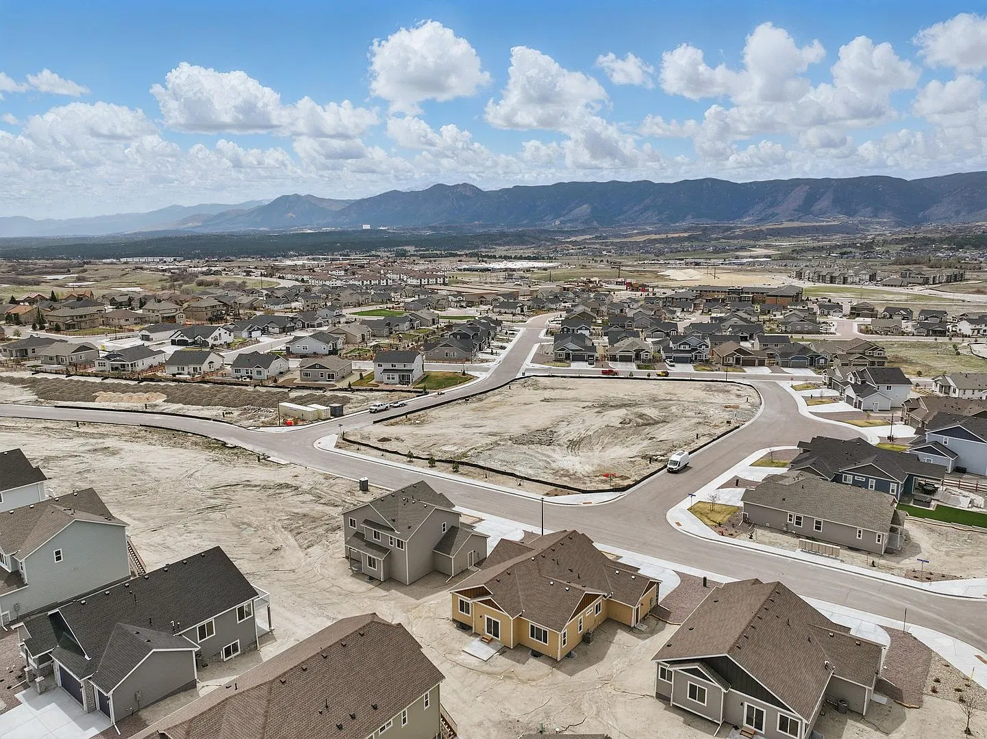 Stunning 5-Bedroom Ranch-Style Home in Monument | 3-Car Garage & Modern Finishes — Photo 4