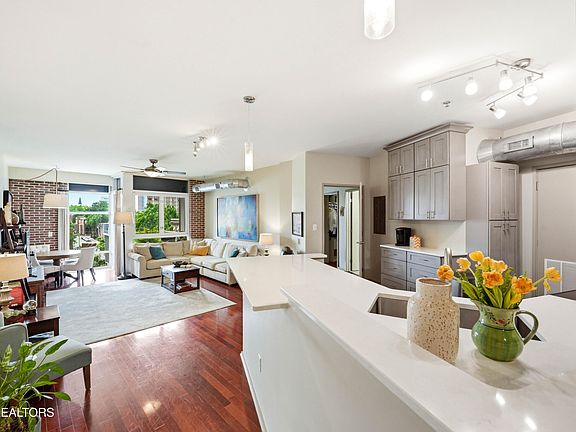 5th image of 440 Walnut St Unit 302