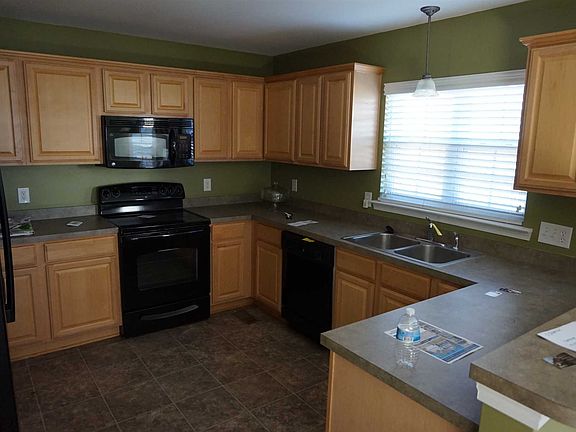 4th image of 221 Kenmore Park Dr
