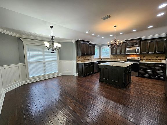 3rd image of 4347 Kenilworth Cir