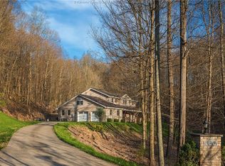 325 Tea Table Rd, Nitro, WV 25143