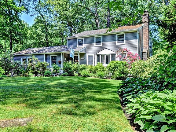 2nd image of 4 Lecluse Ln