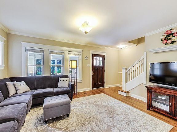 5th image of 1168 Clarence Ave