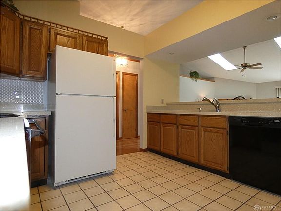 5th image of 385 Weathersfield Dr