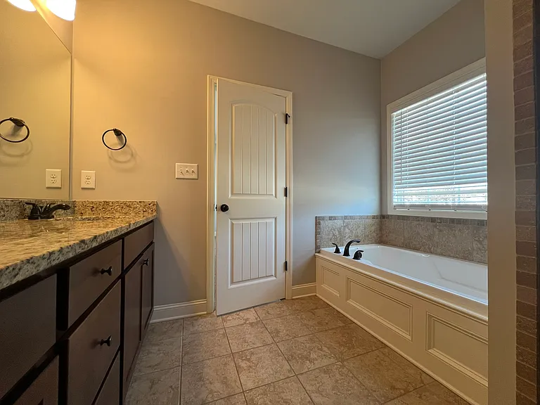 1071 Middleton Ln — Photo 7