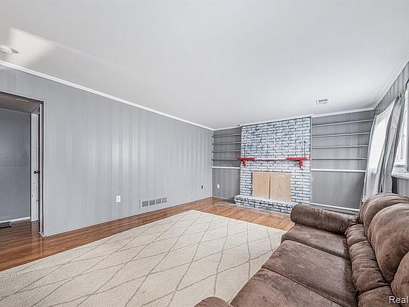 5th image of 21949 Bellwood St