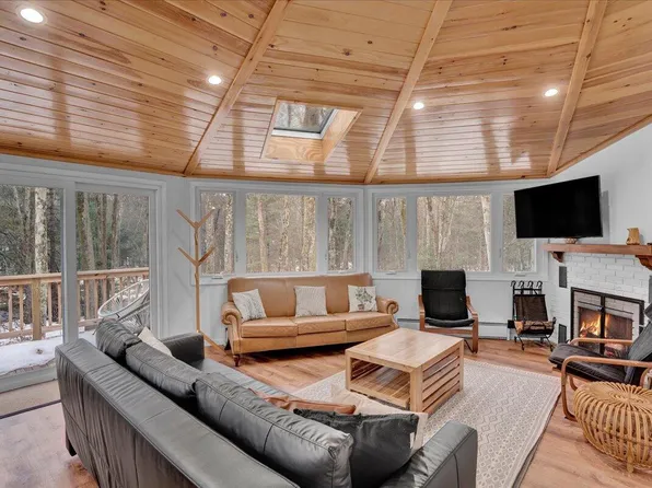 2326 Hillcrest Dr, Pocono Pines, PA 18350