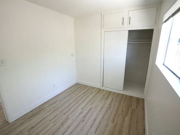 2527 Cedar Ave — Photo 7