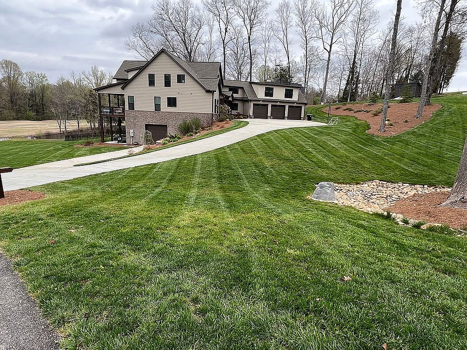 2nd image of 204 Saint Andrews Dr