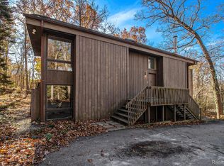 1095 W Snell Rd, Rochester, MI 48306