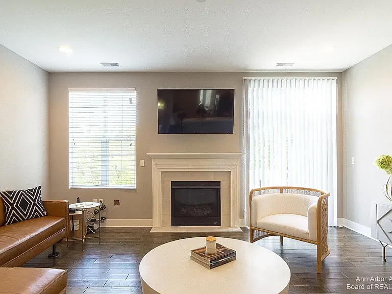 2563 W Towne St — Photo 31