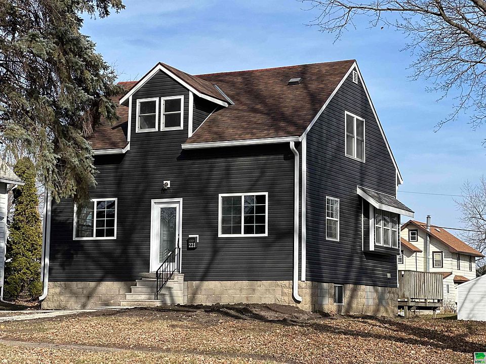 1st image of 221 Superior St