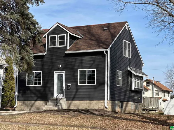 221 Superior St, Storm Lake, IA 50588