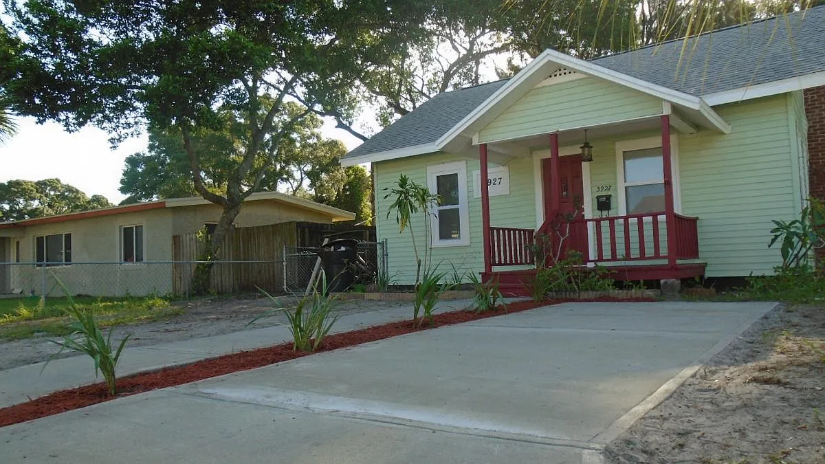 5 bed, 1308 sqft, $2,300 — Photo 2