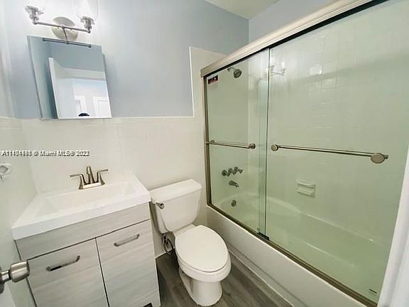4th image of 1109 NE 6th Ave APT 3