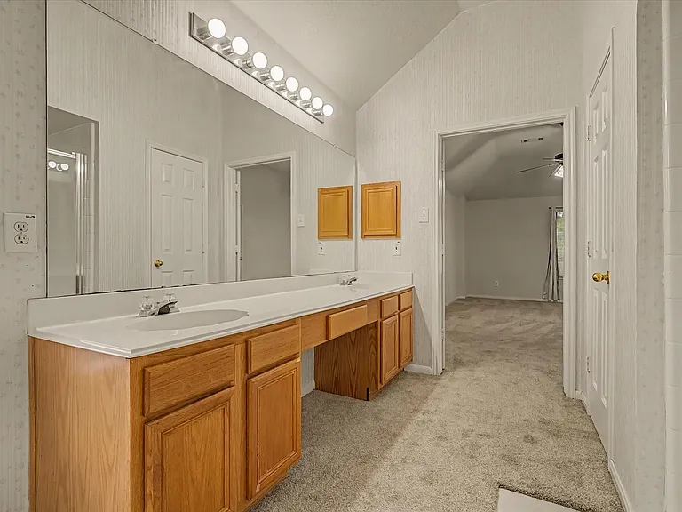 10840 Sycamore Dr N — Photo 31