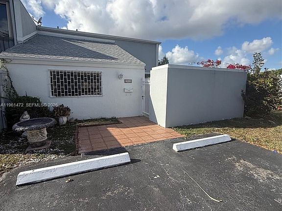 4th image of 2500 SW 122nd Ct