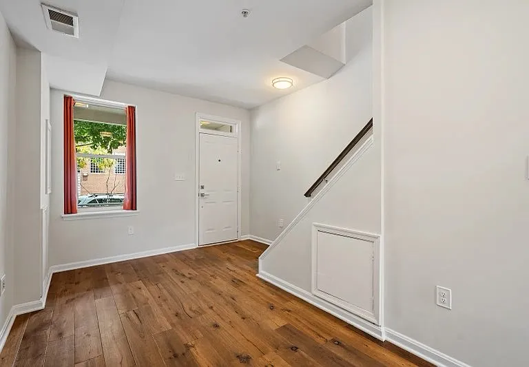 424 Oakdale Pl NW — Photo 3