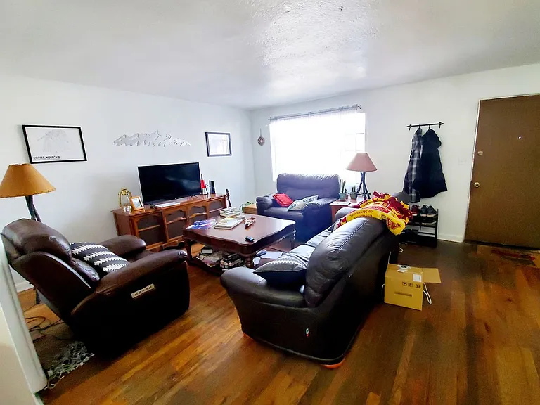 111 E Plum St — Photo 58