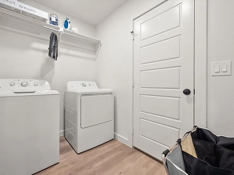 2509 Kenwood Ave — Photo 11