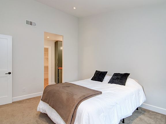 5th image of 106 Stanford Ct