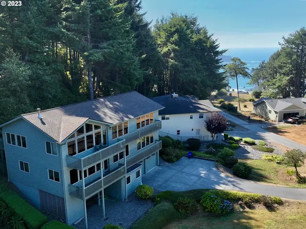 17455 Deer Park Dr, Brookings, OR 97415