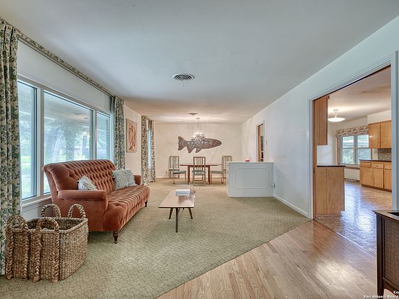 2nd image of 207 FIVE OAKS DR