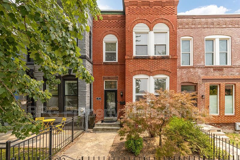 1st image of 1027 7th St NE
