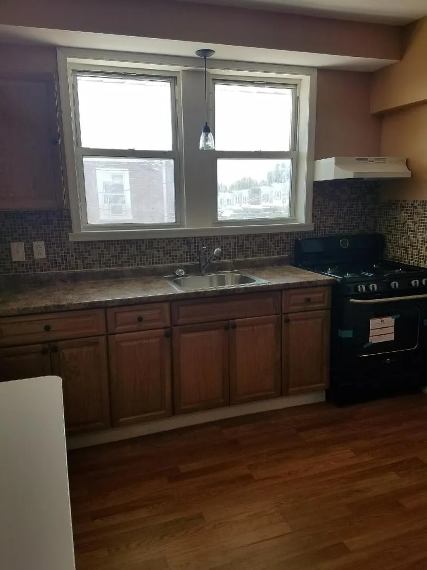 196 W Spencer St photo 1