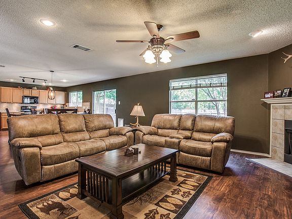 3rd image of 4889 Trail Hollow Dr