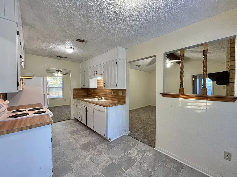 2402 Kirk Cir — Photo 8
