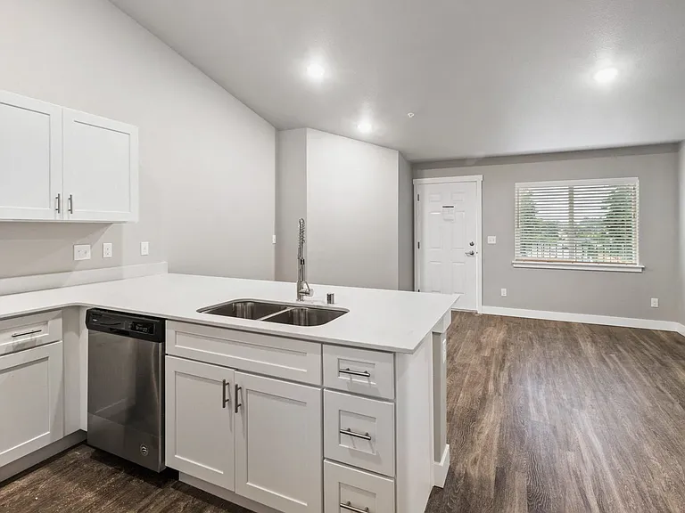 Norpoint Landing Apartments — Photo 40