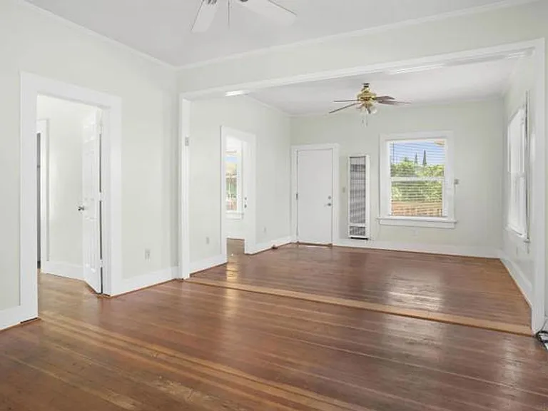 2438 Commercial St — Photo 2