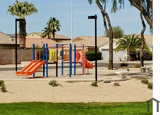 948 E Laredo St — Photo 2