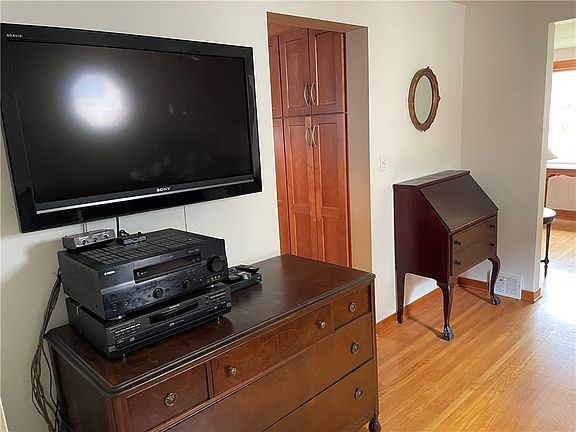 5th image of 340 Athens Blvd